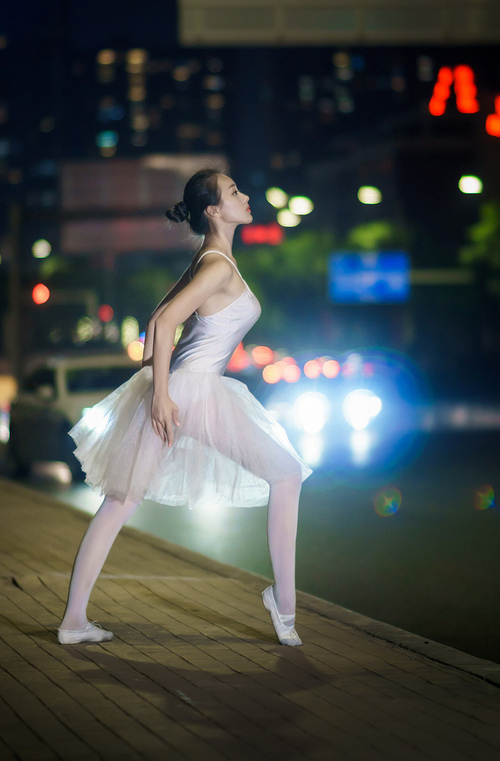 mk体育-前锋是否需参与更多低位组织任务，前锋的活动范围